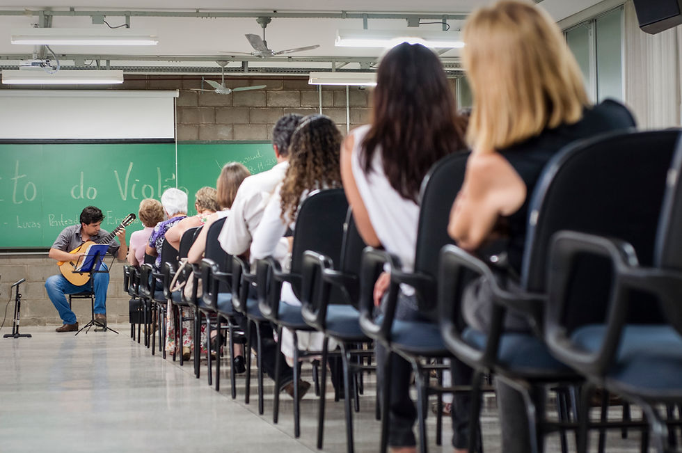 Músico tocando na trajetória do Violão na Escola para auditório.