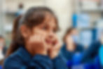 Menina pensativa na galeria da escola