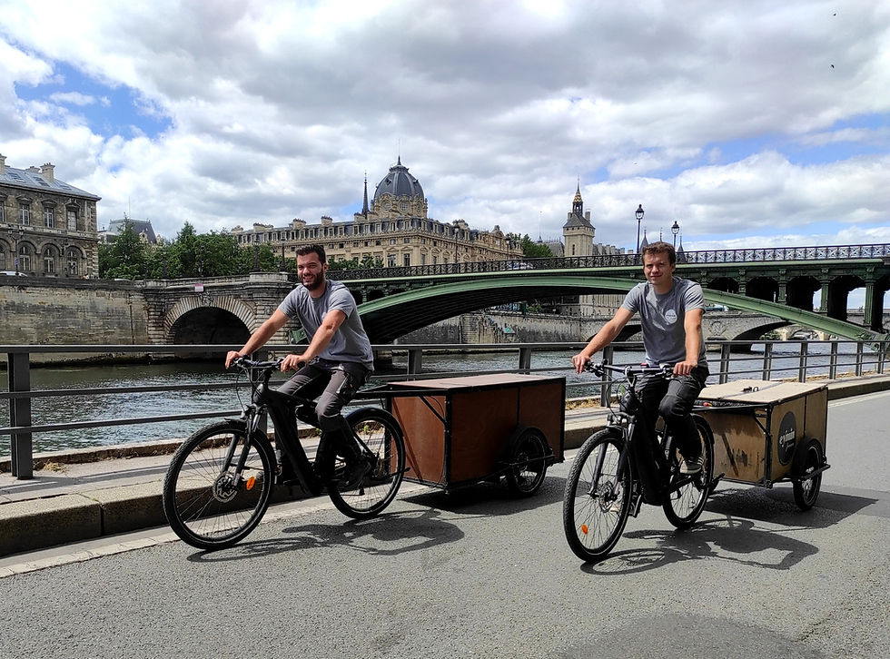 L'équipe d'Eymin Paysagistes à vélo cargo dans Paris