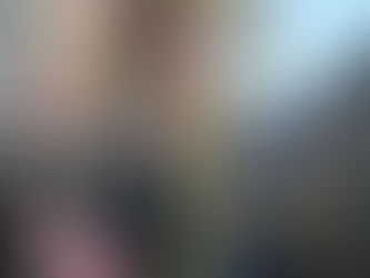 Femme sur son balcon filant aménager à Paris