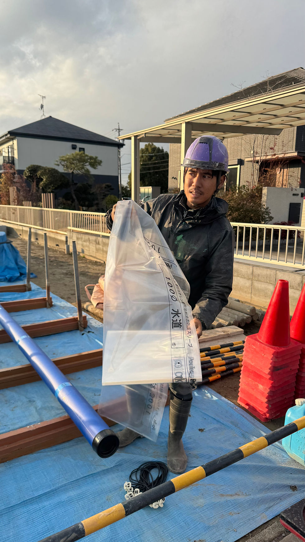 必要分の配管を袋詰めする実習生