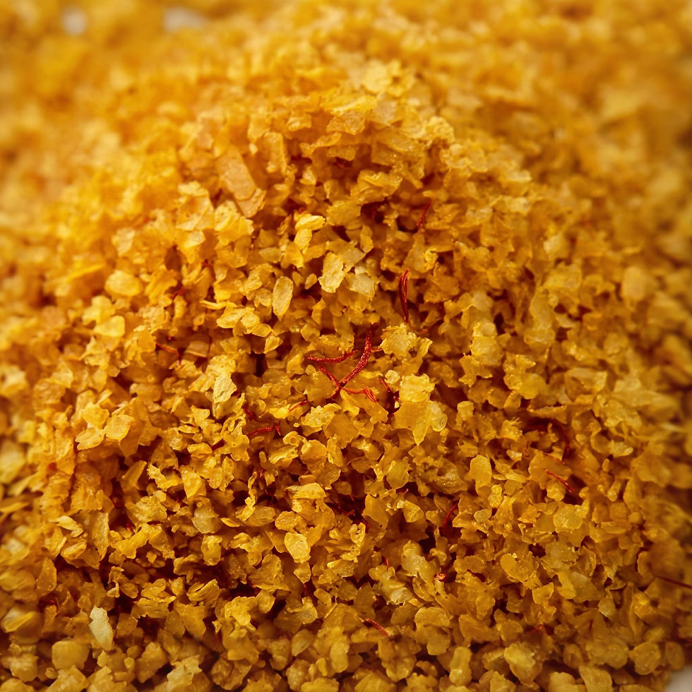 Saffron Salt, a premium blend made with : Sea salt, saffron, turmeric, paprika. Crafted by Mondepice.