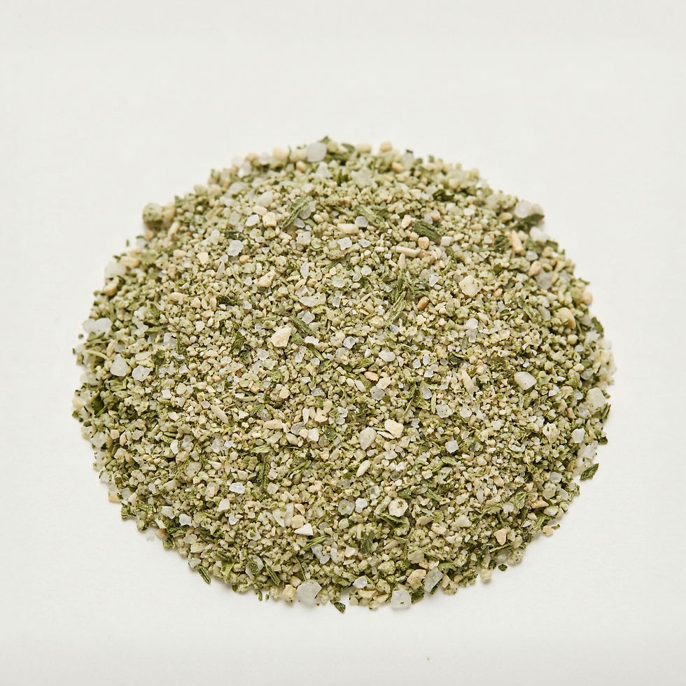 Pesto Salt, a premium blend made with : Sea salt, basil, garlic, pine nuts. Crafted by Mondepice.