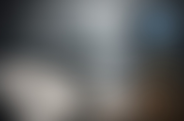 Ilustración editorial sobre propiedad industrial, inteligencia artificial y protección jurídica de la voz: se observa un rostro humanoide con una red neuronal superpuesta, formas de onda de audio, una huella digital, documentos de solicitud de patente, una balanza de la justicia y el logotipo de Sandoval Abogados en la esquina inferior derecha