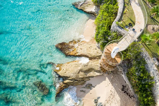 sintmaarten-staircase-rainbowbeachclub2-cupecoybeach_55_660x440.webp