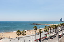 Uninterrupted sea views and absolute tranquillity.
A light-filled residence on Barcelona’s first line, where the horizon remains open and the rhythm of the sea defines everyday living.