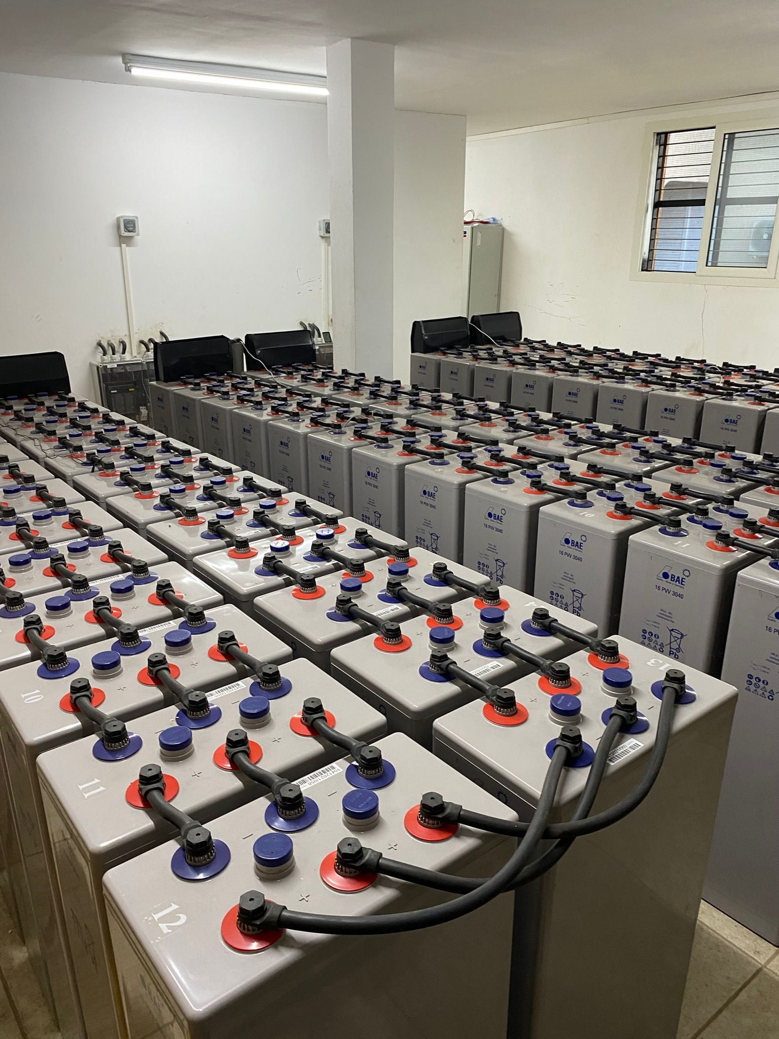 Rack de batteries de stockage OPZV en local technique, installation SYS ENERGIES.