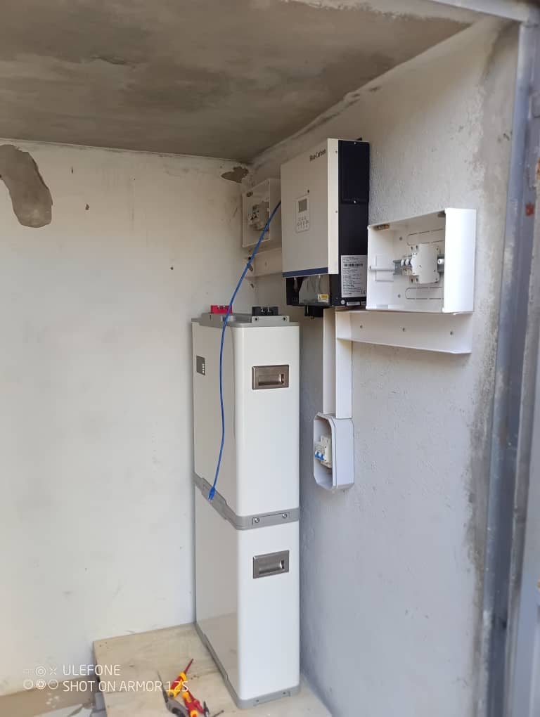 Installation solaire résidentielle de 9,9 kWc avec 15 kWh de stockage réalisée par SYS ENERGIES.