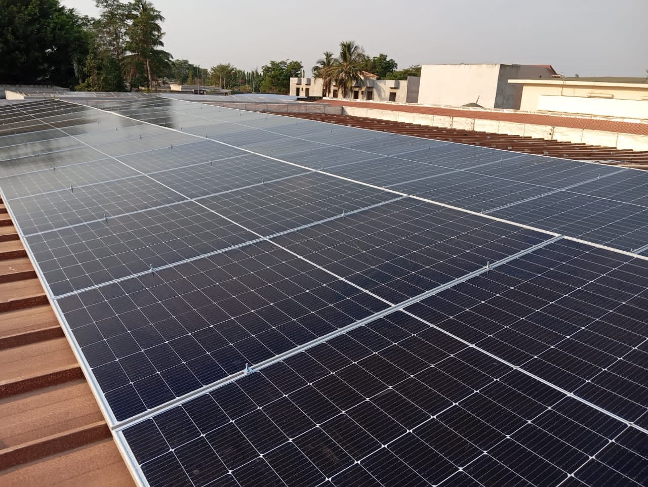 Installation de 90 panneaux solaires de 550 Wc à Yamoussoukro par SYS ENERGIES.