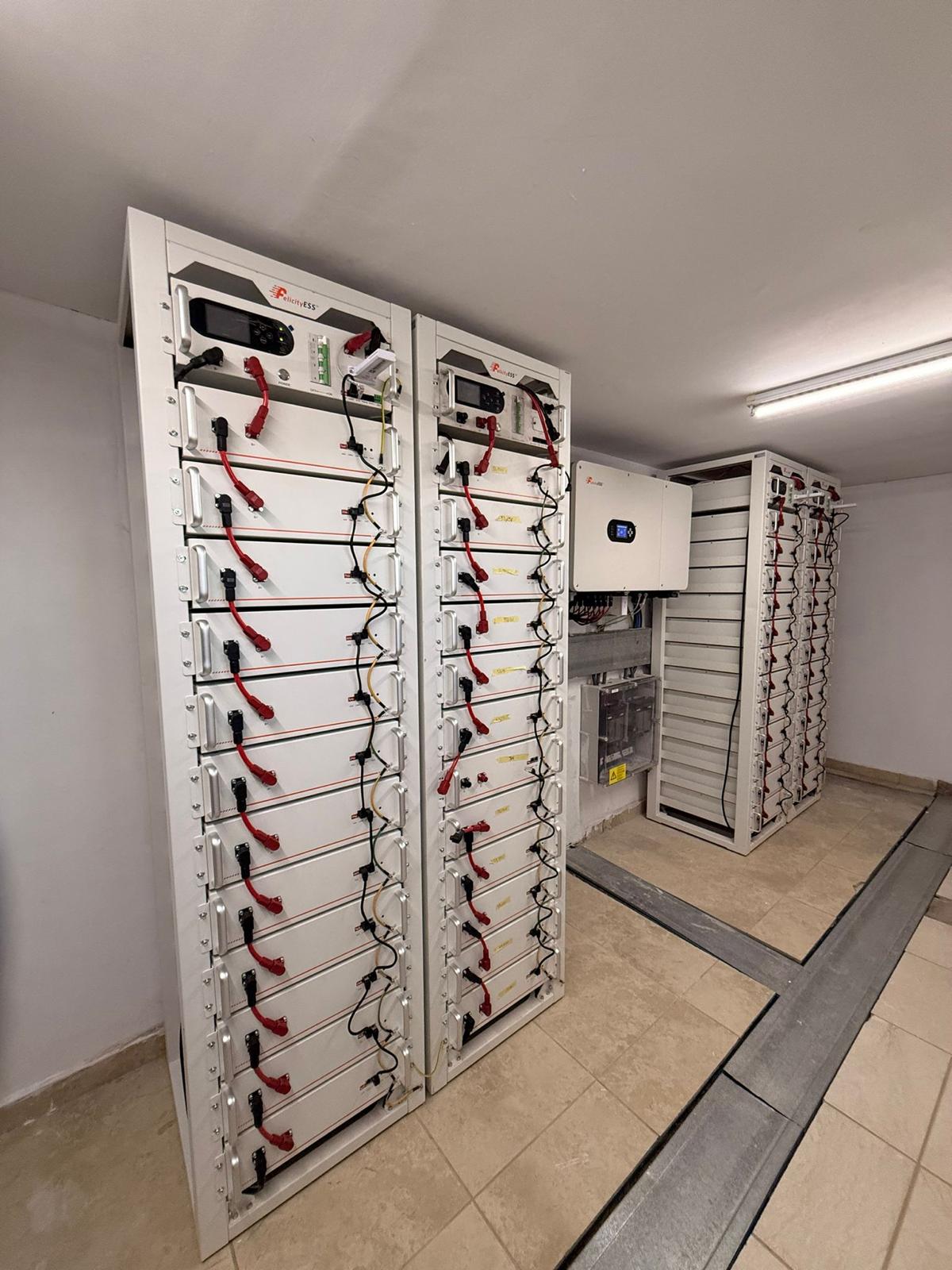 Local technique SYS ENERGIES : onduleur 50 KVA et stockage 240 kWh par batteries lithium dernière génération.