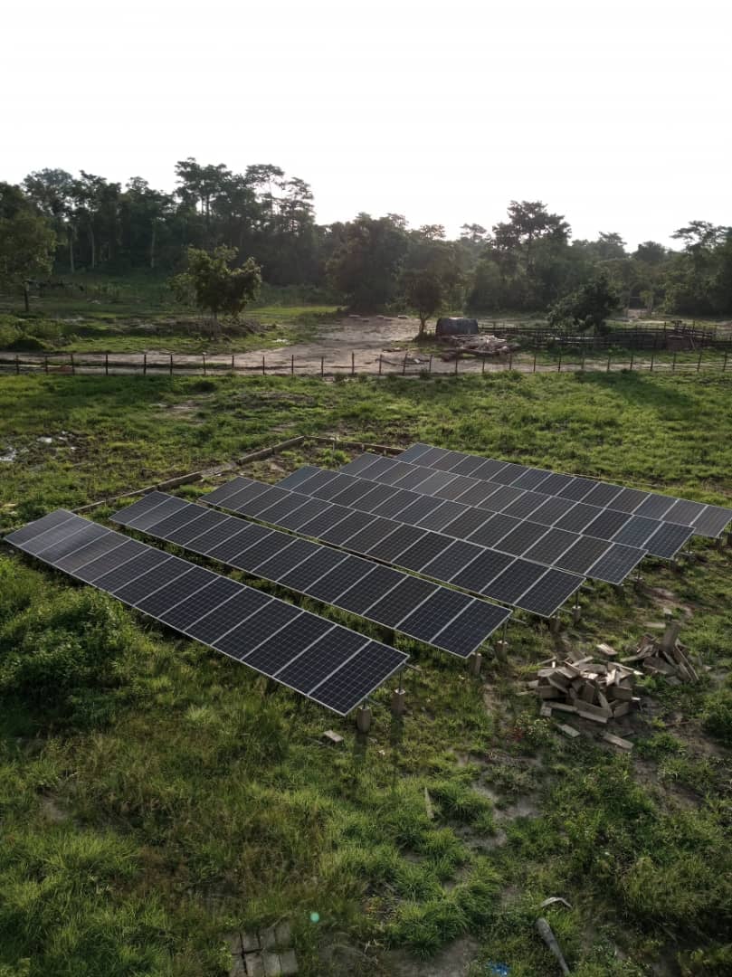 L'équipe SYS ENERGIES sur un chantier d'installation solaire en Côte d'Ivoire.