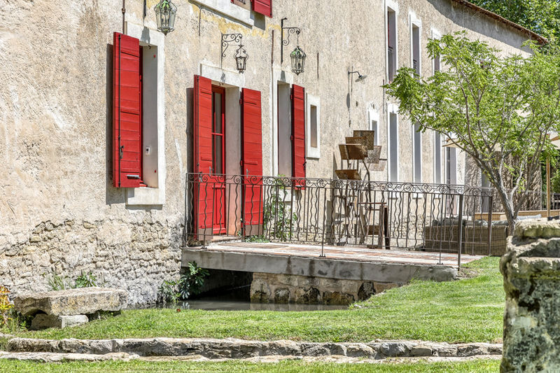 La façade du mas