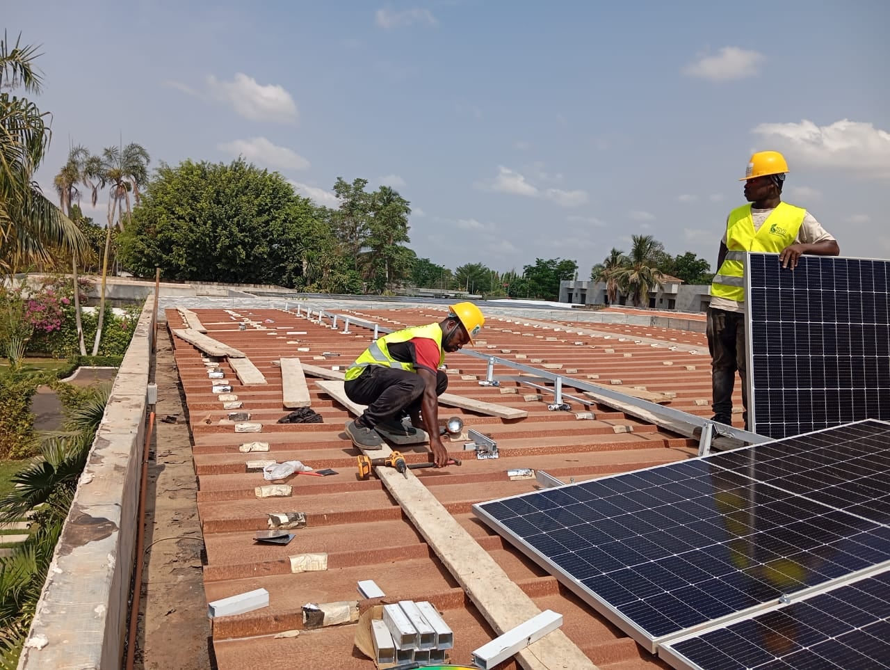 Pose des structures et des panneaux au sol par les équipes SYS ENERGIES à Yamoussoukro.