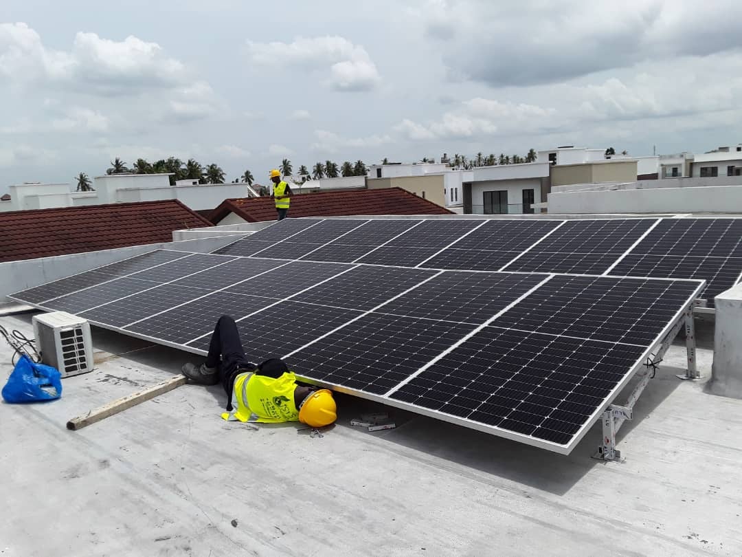 Panneaux solaires installés en toiture d'une villa par SYS ENERGIES.