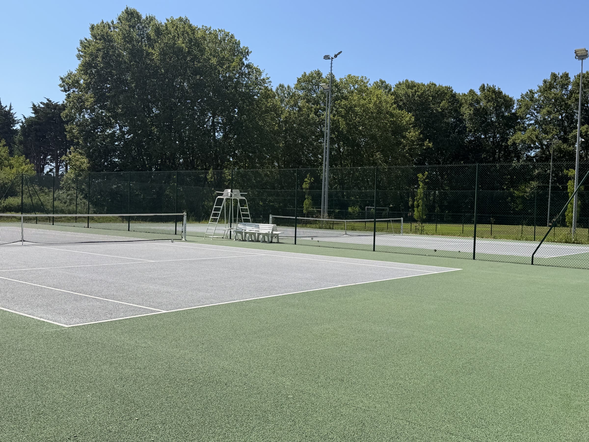 The tennis club of Lagnes, a wooded park near Mas de Mousquety