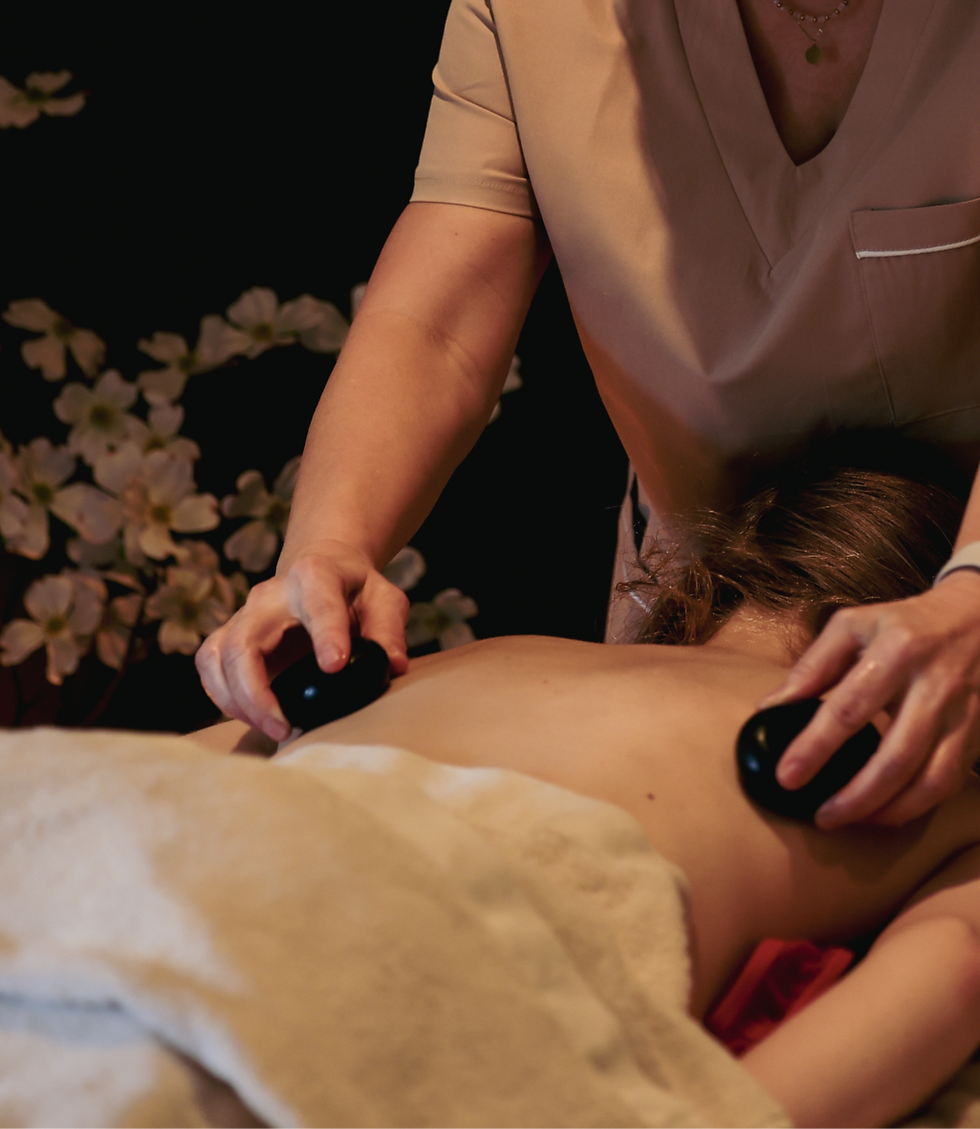 Eye-level view van een rustige massagesalon met zachte verlichting