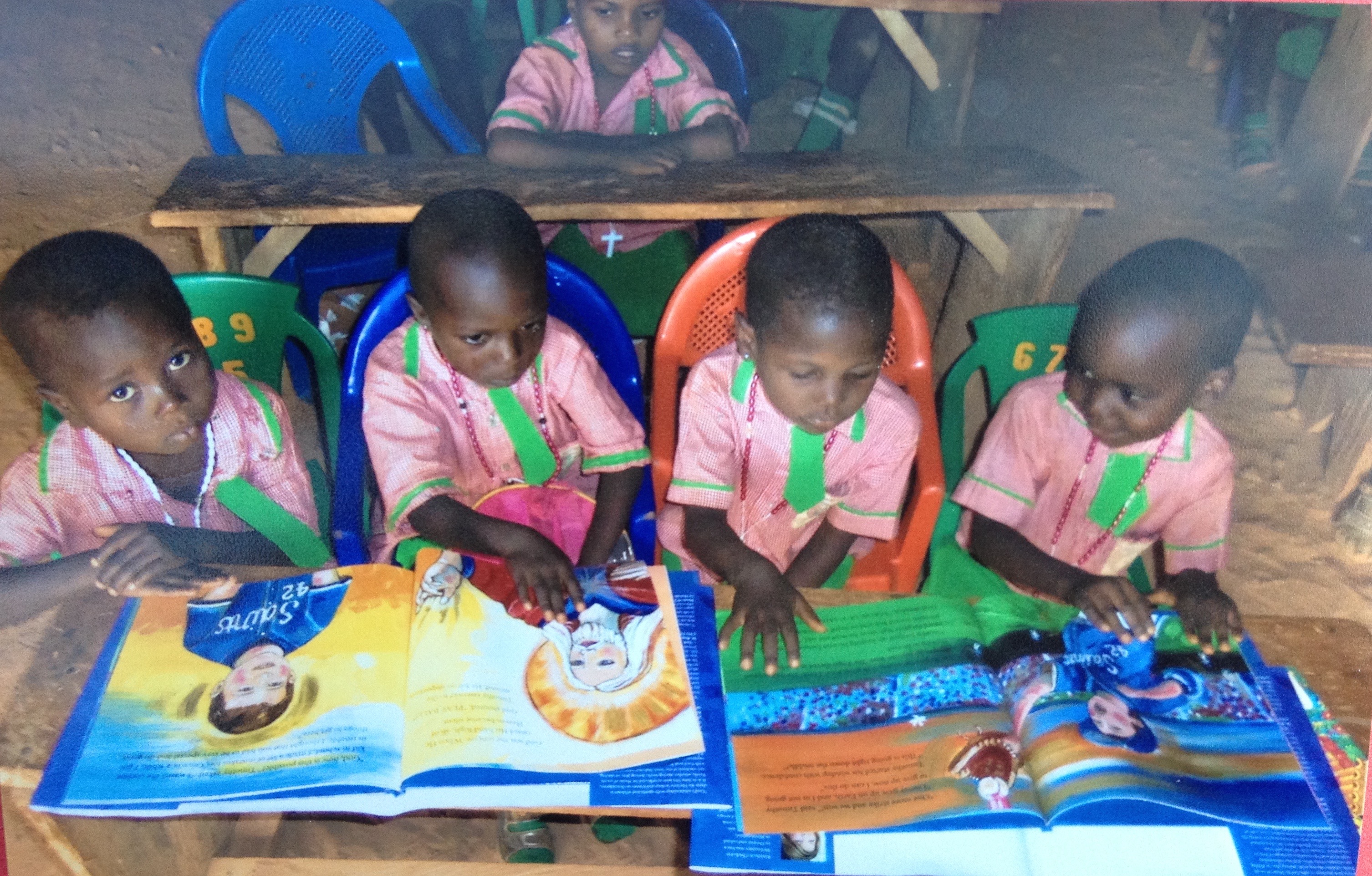 CHILDREN READING, NIGERIA, AFRICA