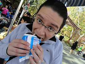 Abelardo Alvarado Alcántara comiendo cal