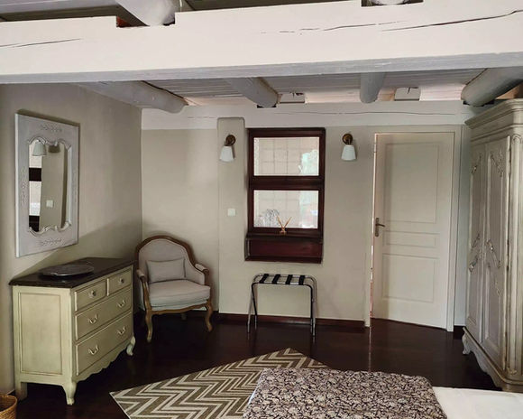 Intérieur de chambre avec meubles anciens pour une ambiance chaleureuse.