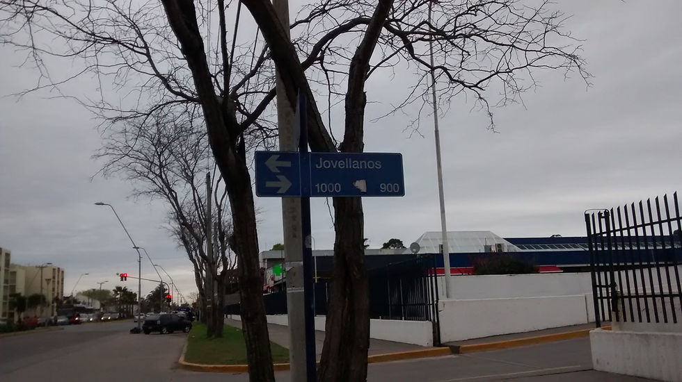 El ingreso al Hipermercado Carrefour por avenida Constitutución se hace por Jovellanos