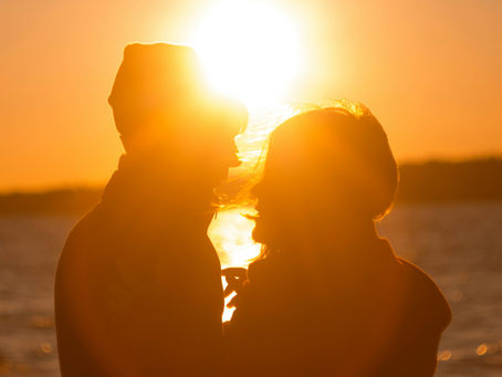 couple devant le couché du soleil