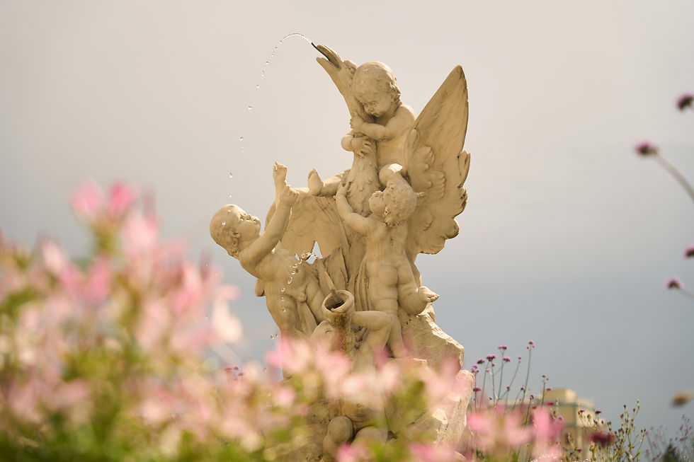 Statue d'anges dans un champs de fleures