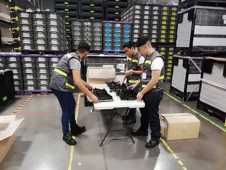 inspectores de calidad revisando piezas