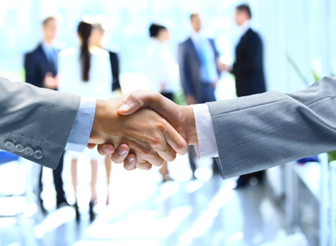 manos de dos personas que están cerrando un trato