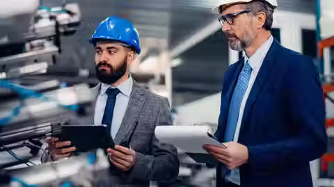 ingenieros cotejando sus datos dentro de almacén 
