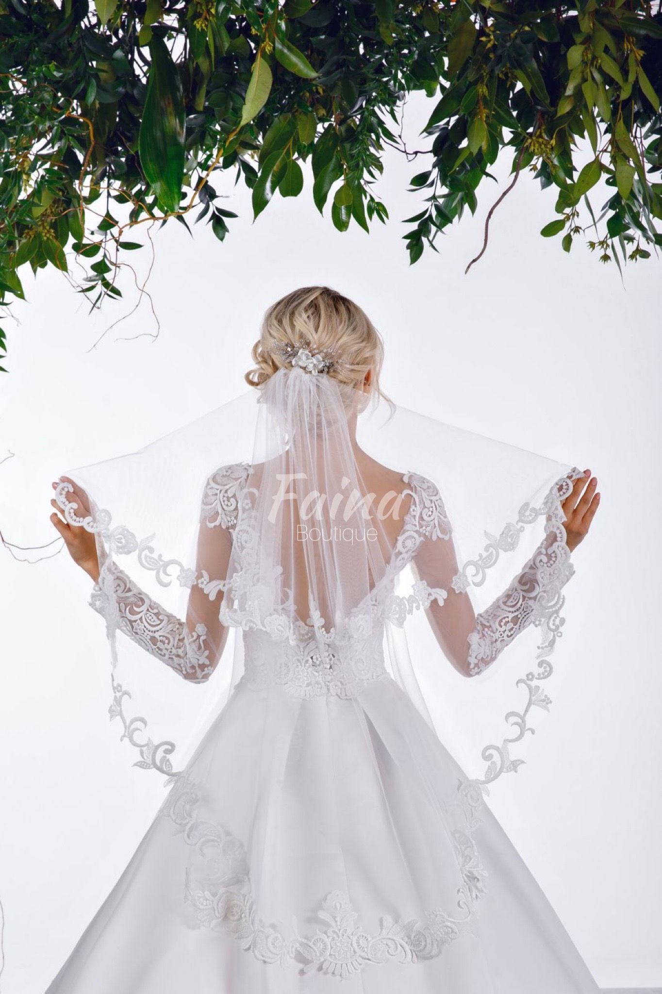 Фата весільна нижче лігктів з ммереживом по краю