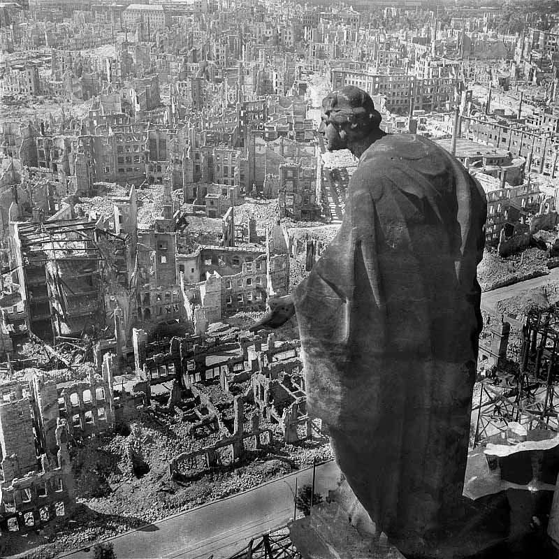 Originale Bildbeschreibung von der Deutschen FotothekDresden. Blick vom Rathausturm nach Süden mit der Allegorie der Güte (auch: Bonitas; Skulptur von August Schreitmüller, entstanden 1908/1910), Aufnahme 1945