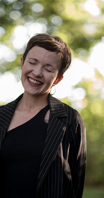 Portrait von Nora Kaiser im Grünen