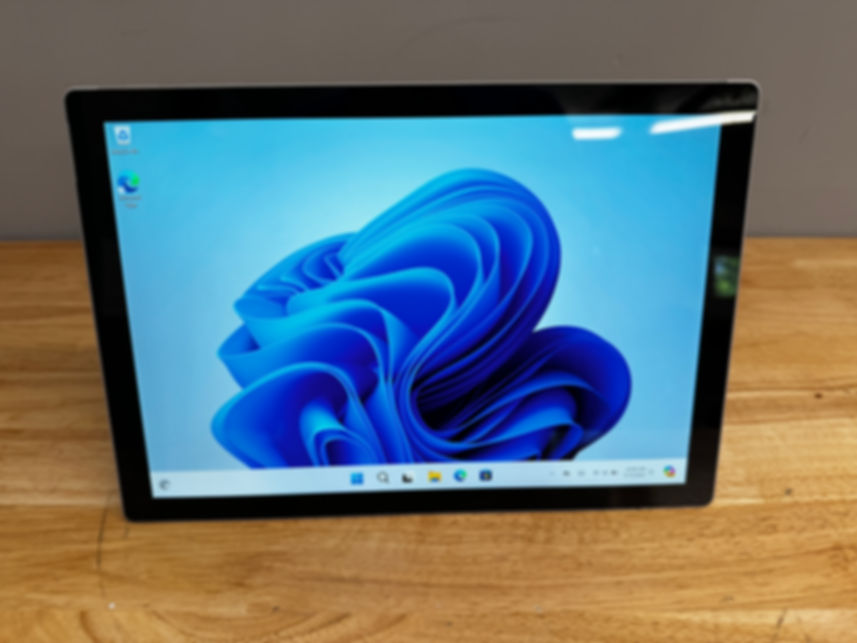 Microsoft Surface Pro 5 12.3" TOUCHSCREEN TABLET Intel Core i7, 256GB SSD, W11