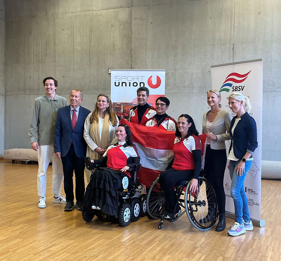 Am Bild v.l.: Valentin Doupona (SZM), Roland Prucher, Gabriela Moretti-Prucher (beide SBSV), Eva-Maria Nussdorfer , Kerstin & Diethard Govekar, Sanja Vukasinovic (Para Dance Sport Austria), Andrea Zarfl (Landessportdirektorin), Sabine Schatzl (SZM)