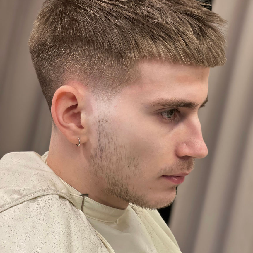 Textured French crop with mid fade, side profile - barber København