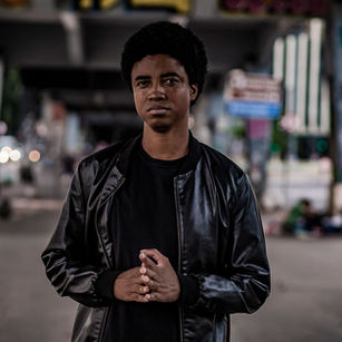 Roger Deff lança novo clipe que dialoga com 50 anos do hip-hop