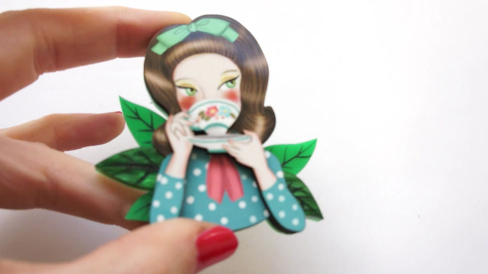 Miniatura: Broche Chica tomando te