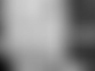 Primer pla d’un temple zen amb inscripcions japoneses en una campana de metall. Al fons, de manera difosa, es veu un monjo amb el cap rapat, evocant silenci i espiritualitat.