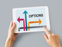 tabliczka trzymana w dłoni pokazująca strzałki wskazujące opcjonalne kierunki