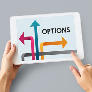 tabliczka trzymana w dłoni pokazująca strzałki wskazujące opcjonalne kierunki