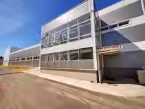 Hala zakładu produkcyjnego z zewnątrz
