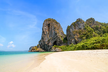 ao-phra-nang-near-railay-beach-with-crystal-clear-water-exot.jpg