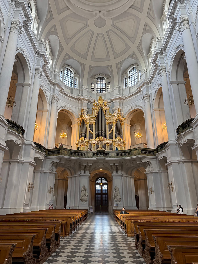 Frauenkirche dome and organ.jpg