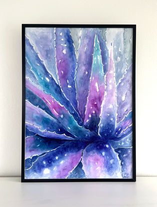 Akvarelový obraz v odstínech fialové, modré a tyrkysové připomínající galaktický kaktus. 