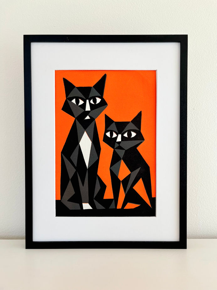 Dvě kubistické kočky sedící vedle sebe na oranžovém pozadí.