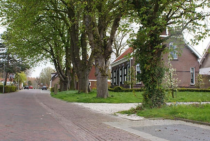Oplopende-straat-naar-dorpsterp-Schore.j
