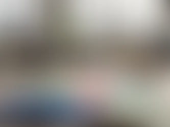 Mapa estilizado com um marcador, no espaço de trabalho.