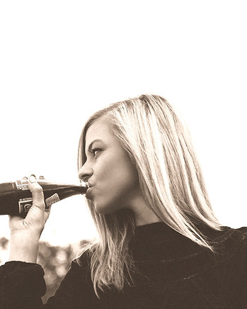 blonde%20woman%20drinks%20cola_edited.jp