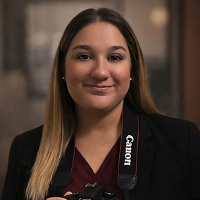 Young photographer with Canon camera_edi
