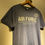 サムネイル： AVIREX AIR FORCE Tシャツ アヴィレックス グレー ミニタリー